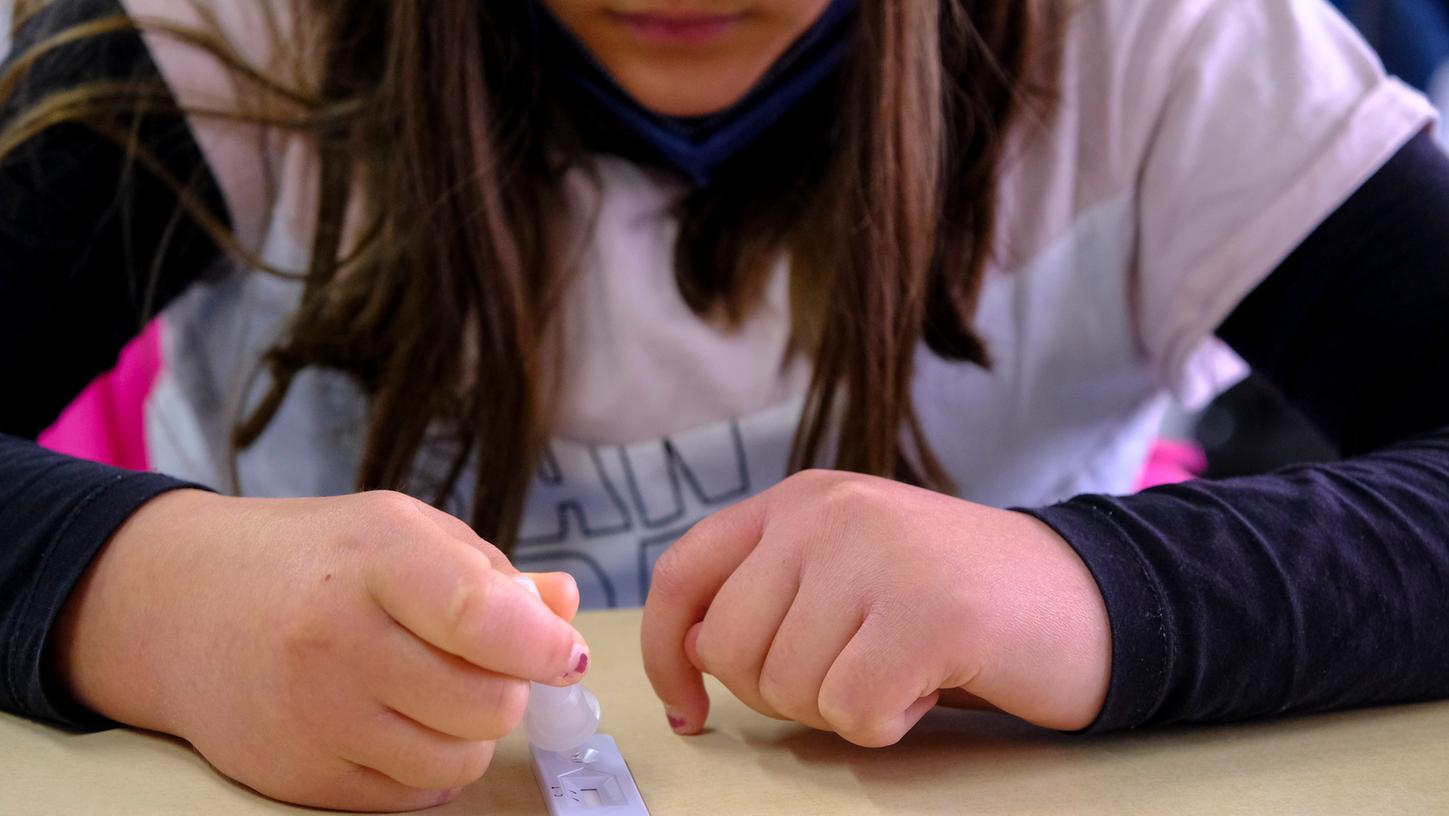 Von zweimal in der Woche soll die Testfrequenz auf nunmehr tägliche Tests angehoben werden.
Von zweimal in der Woche soll die Testfrequenz auf nunmehr tägliche Tests angehoben werden.
