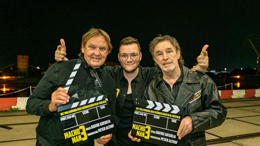 Regisseur Davide Grisolia (Mitte) mit Nürnbergs Promi-Bodguard Peter Althof und Boxlegende René Weller, die beide auch im dritten Teil des Films wieder mitspielen.
Regisseur Davide Grisolia (Mitte) mit Nürnbergs Promi-Bodguard Peter Althof und Boxlegende René Weller, die beide auch im dritten Teil des Films wieder mitspielen.