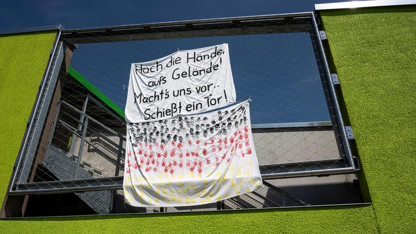 Für die Nationalmannschaft, die in unmittelbarer Nähe der Kindertagesstätte bei Adidas wohnt und trainiert, hängen an der KiTa-Wand Anfeuerungsplakate.
