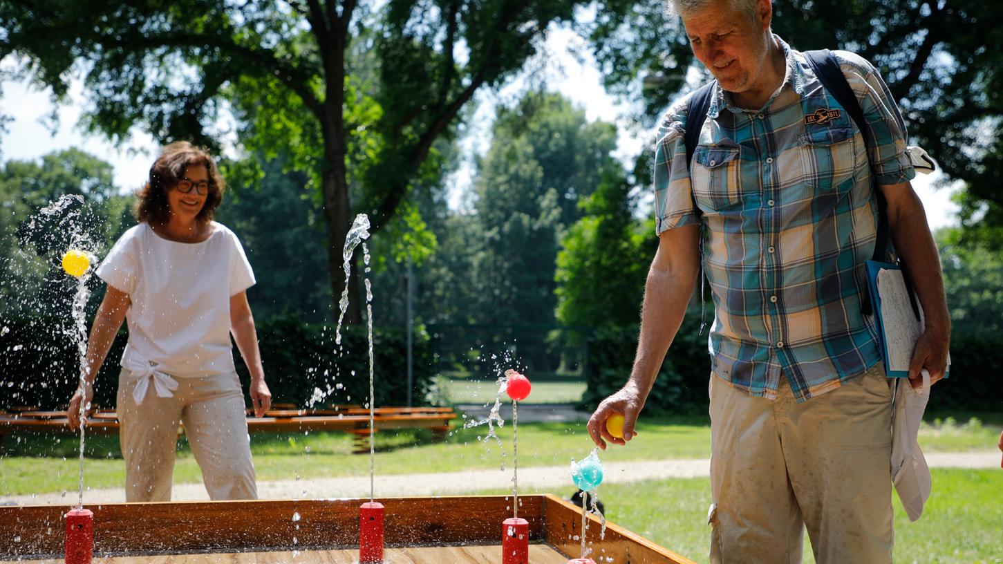 Wer schafft es, dass der Ball oben auf dem Wasserstrahl balanciert? 