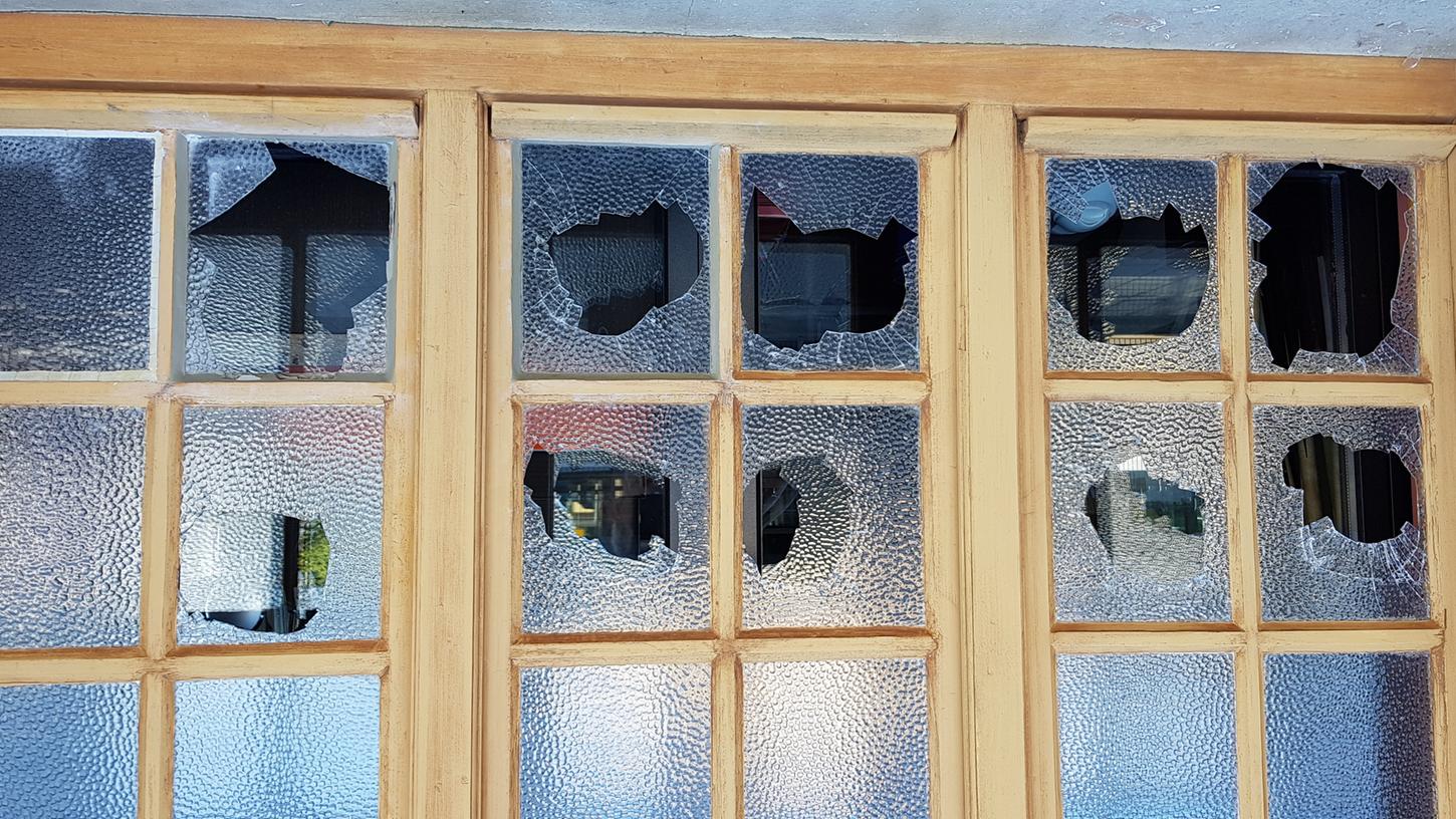 Vandalen haben die Scheiben der Höchstadter Fortuna-Kulturfabrik eingeworfen. Die Stadt will nun hart durchgreifen - mit striktem Alkholverbot und Überwachungskameras.
Vandalen haben die Scheiben der Höchstadter Fortuna-Kulturfabrik eingeworfen. Die Stadt will nun hart durchgreifen - mit striktem Alkholverbot und Überwachungskameras.