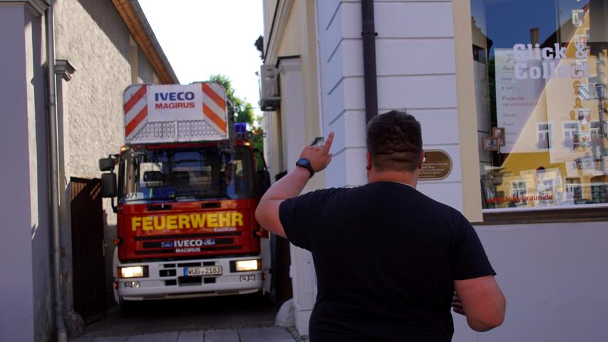 Millimeterarbeit musste die Gunzenhäuser Feuerwehr leisten, um in den Innenhof der Firma Foto-Braun und wieder hinaus zu kommen. Von dort aus kam Bernhard Langenegger mit Hilfe der Drehleiter an das Nest auf dem Dach des Müller-Markts heran.