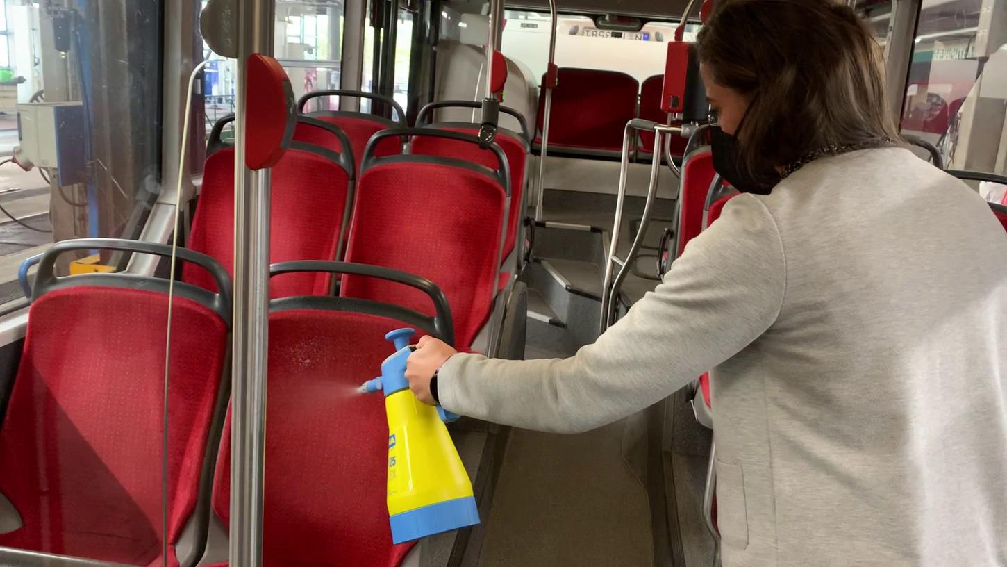 In Nürnberg, Fürth und immer mehr Städten werden die öffentlichen Verkehrsmittel mit einem Imprägnierspray gegen Coronaviren behandelt. In Nürnberg, Fürth und immer mehr Städten werden die öffentlichen Verkehrsmittel mit einem Imprägnierspray gegen Coronaviren behandelt.