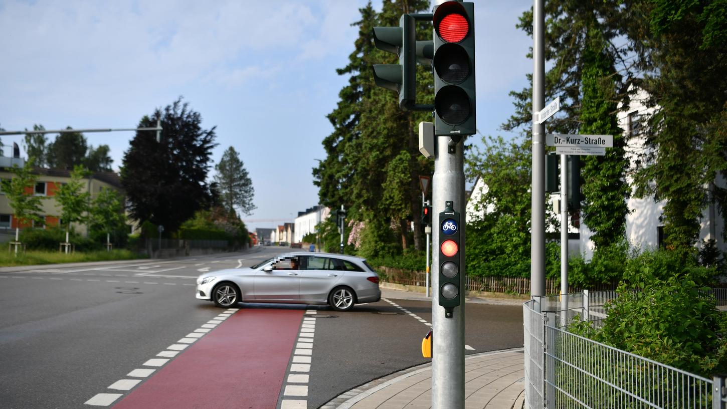 Wenn ein Fahrzeug über die Induktionsschleife in der Dr.-Kurz-Straße fährt, wird es bald dort Grün, und die Ampel an der Altdorfer Straße springt auf Rot.
Wenn ein Fahrzeug über die Induktionsschleife in der Dr.-Kurz-Straße fährt, wird es bald dort Grün, und die Ampel an der Altdorfer Straße springt auf Rot.