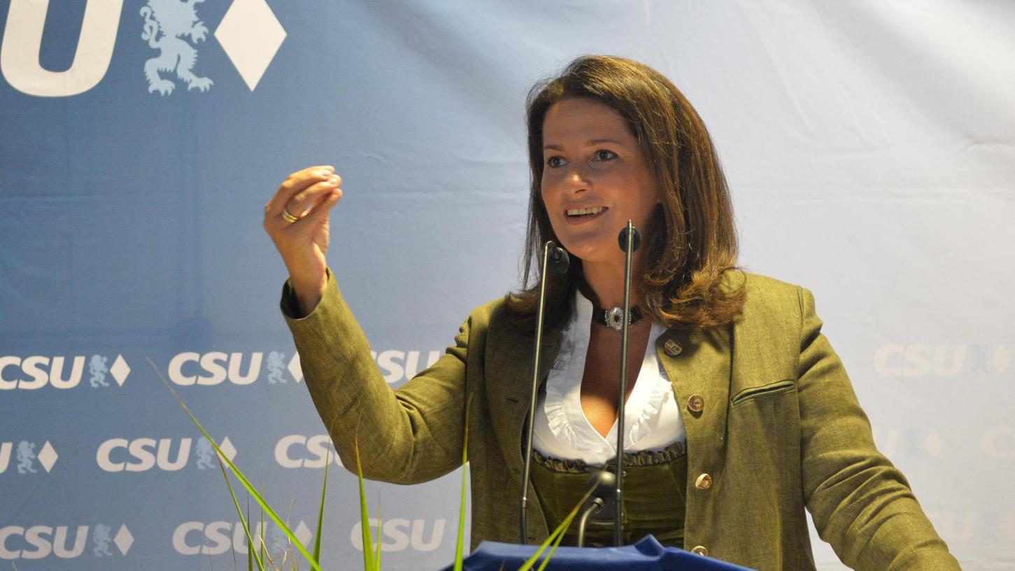 Michaela Kaniber, Landwirtschaftsministerin in der Bayerischen Staatsregierung
Michaela Kaniber, Landwirtschaftsministerin in der Bayerischen Staatsregierung