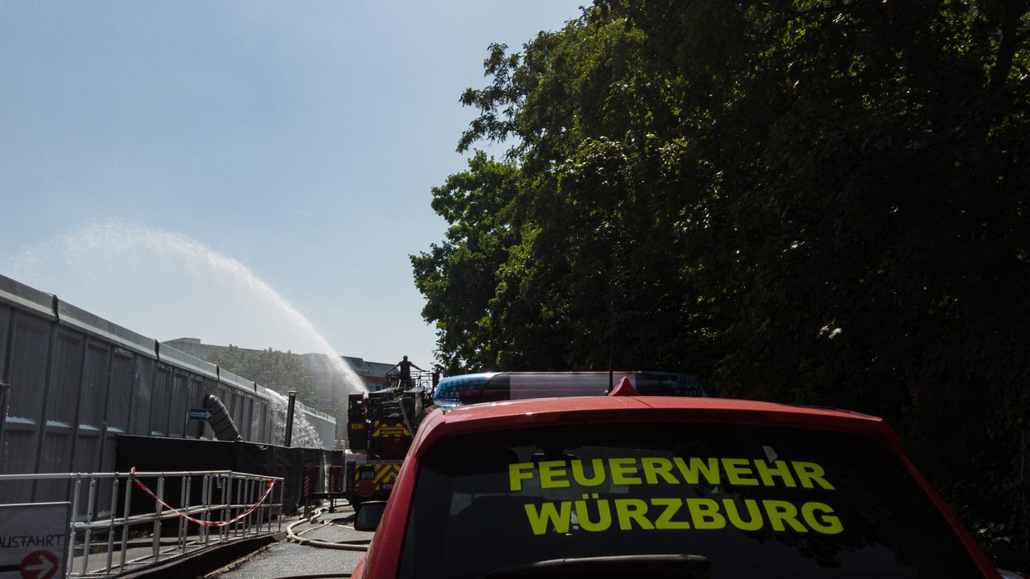 Die hohen Temperaturen in einem Würzburger Impfzentrum sorgten am Freitag für einen Feuerwehreinsatz. Die Einsatzkräfte mussten den Kühlversuch letztlich jedoch abbrechen. 
