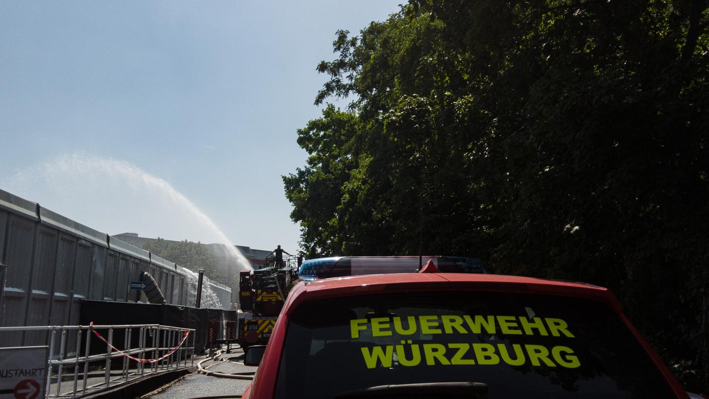 Die hohen Temperaturen in einem Würzburger Impfzentrum sorgten am Freitag für einen Feuerwehreinsatz. Die Einsatzkräfte mussten den Kühlversuch letztlich jedoch abbrechen.
Die hohen Temperaturen in einem Würzburger Impfzentrum sorgten am Freitag für einen Feuerwehreinsatz. Die Einsatzkräfte mussten den Kühlversuch letztlich jedoch abbrechen.