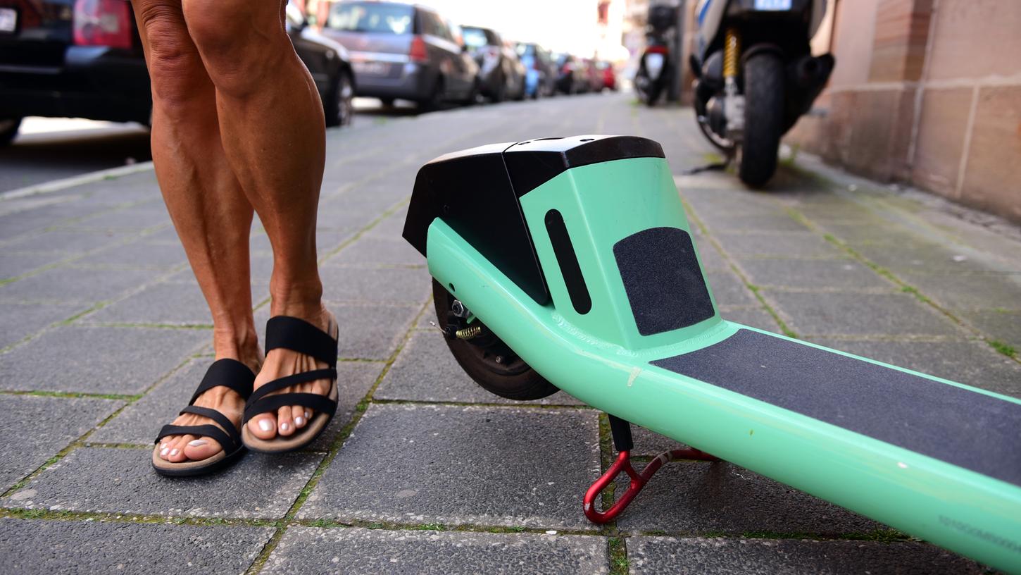 E-Scooter, die quer in den Gehsteig ragen, sorgen immer wieder für Ärger.
E-Scooter, die quer in den Gehsteig ragen, sorgen immer wieder für Ärger.