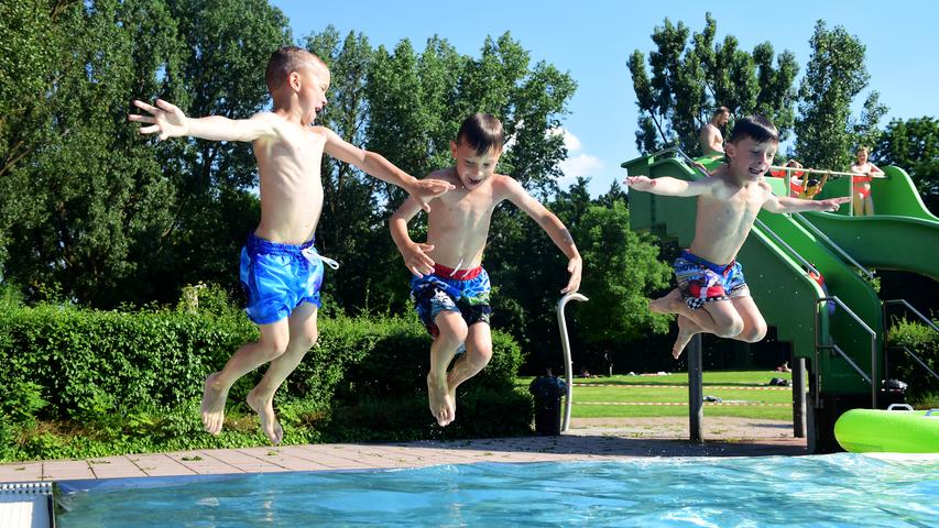 Die Zwillinge Johann und Felix sowie ihr Freund Deniz (von rechts) beim gewagten Sprung ins Becken.