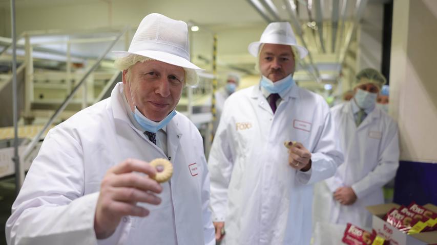 Er gilt selbst als (Scherz)keks, diesmal besuchte der britische Premier Boris Johnson aber eine Keksfabrik - und naschte.