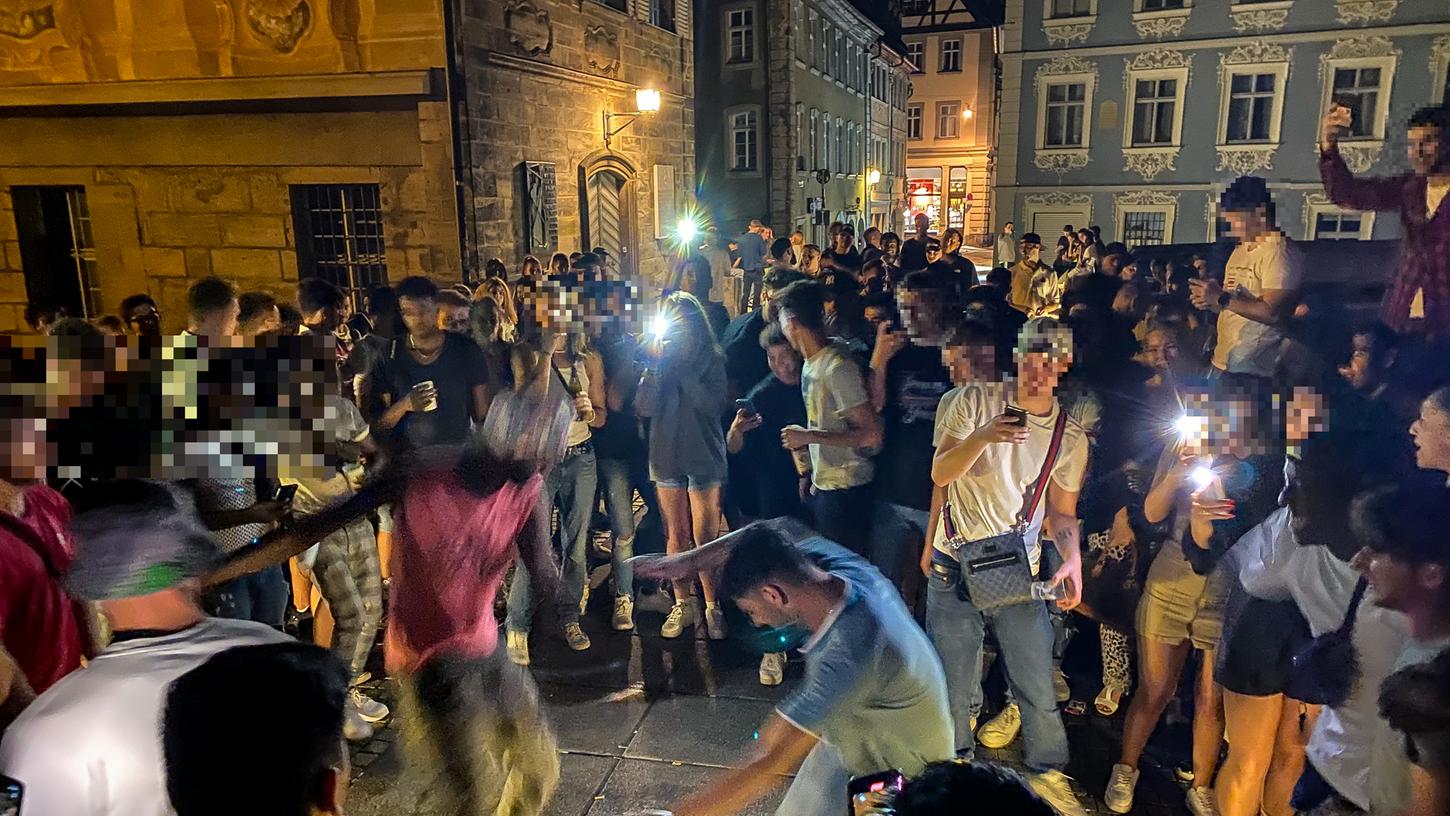 Am Freitagabend trafen sich wieder zahlreiche junge Menschen, um auf der Unteren Brücke zu tanzen und zu feiern. Ersten Informationen nach ist es diesmal zu keinen Ausschreitungen gekommen.