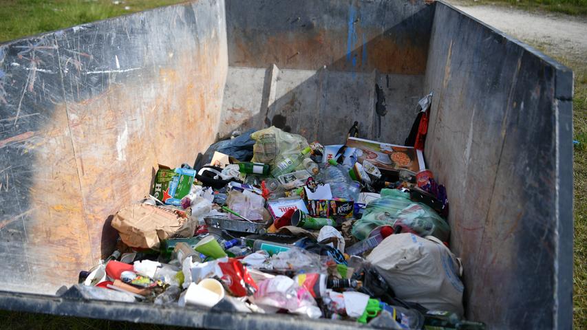Immerhin einige der Party-Gäste hatten den Müllcontainer mitten auf der Wiese entdeckt und auch so genutzt, wie es gedacht war.