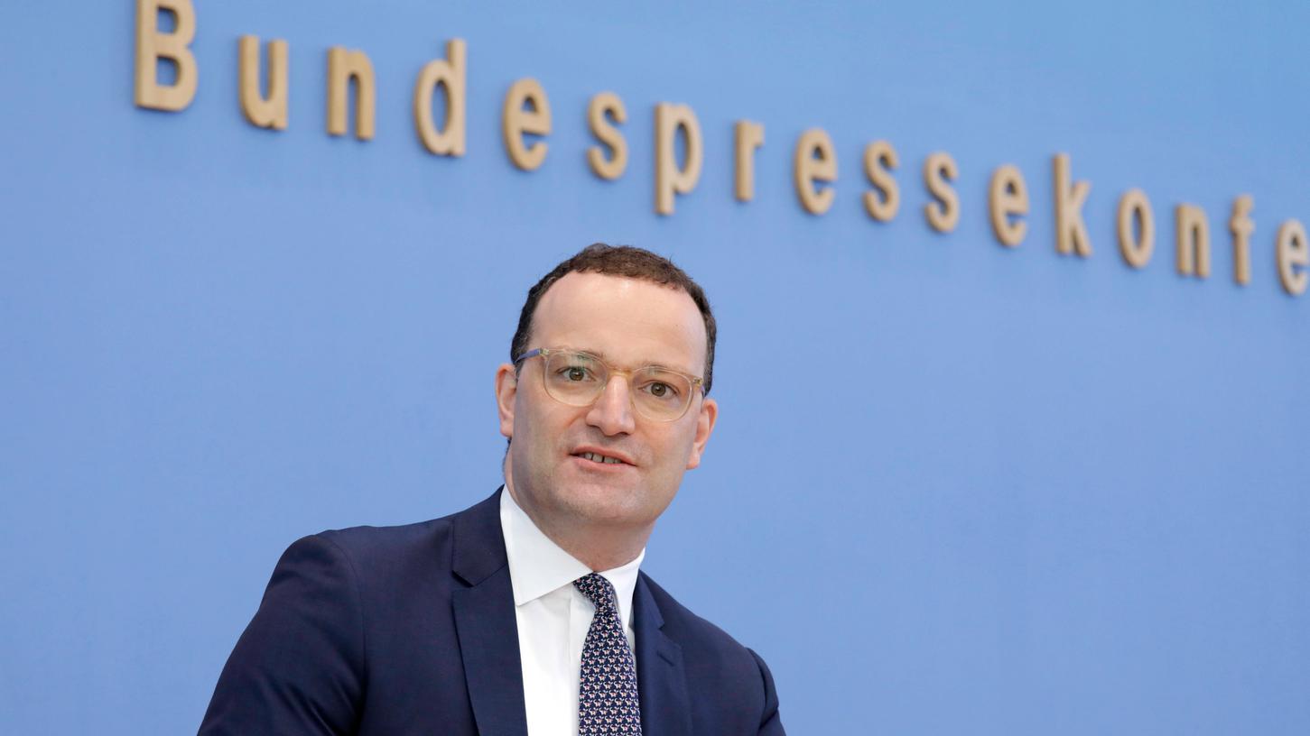 Laut Jens Spahn werden Corona-Maßnahmen in Schulen noch länger aufrechterhalten werden.
Laut Jens Spahn werden Corona-Maßnahmen in Schulen noch länger aufrechterhalten werden.