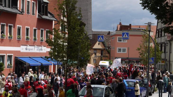 Auf solche Menschenmengen beim Kirchweihfestzug auf der Hauptstraße werden die Feuchter dieses Jahr wohl wieder verzichten müssen. Auf solche Menschenmengen beim Kirchweihfestzug auf der Hauptstraße werden die Feuchter dieses Jahr wohl wieder verzichten müssen.