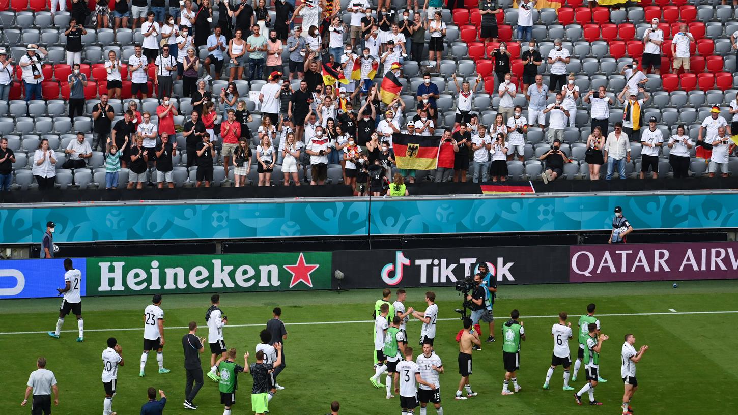 Deutsche Fans feuern ihre Mannschaft nach dem Spiel an - nicht alle halten sich jedoch an die Maskenpflicht.