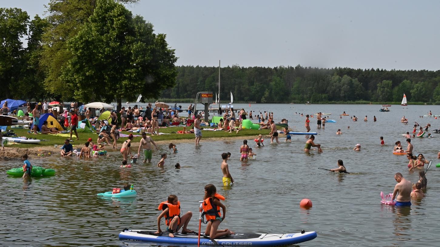 Bei 26 Grad Wassertemperatur war das Baden im Dechsendorfer Weiher in den vergangenen Tagen nicht unbedingt eine Abkühlung. Das hat die Massen aber wenig gestört.