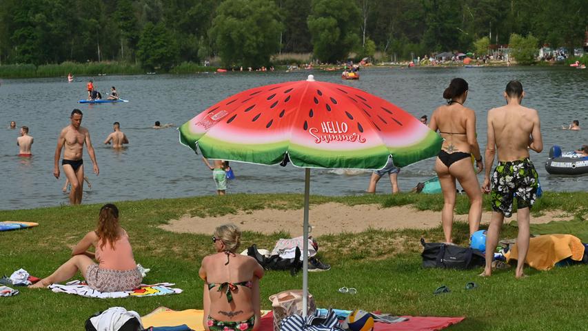 Sonnenschirme, Picknickdecken und Zelte reihen sich an heißen Tagen aneinander.