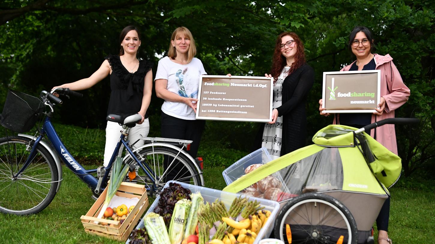 Das sind die vier Botschafter von Foodsharing Neumarkt: Inga Kipfstuhl, Petra Pichler, Carina Borutta und Susanne Sippl  (von links).
