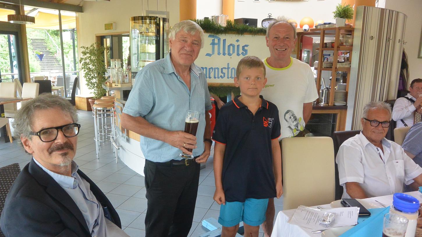 Drei Generationen: Alois Kölbl, Alois Karl, der jüngste Alois in der Runde und der Alois, der künftig die Treffen organisiert.
Drei Generationen: Alois Kölbl, Alois Karl, der jüngste Alois in der Runde und der Alois, der künftig die Treffen organisiert.