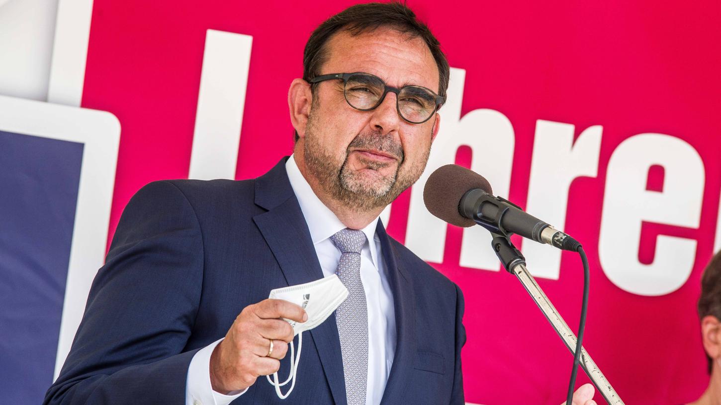 Obwohl Söder am Sonntag mitteilte, dass in Bayern die Grenze von 10 Millionen Corona-Impfungen überschritten wurde, ist Bayerns Gesundheitsminister Klaus Holetschek (CSU) mit der Impfquote nicht zufrieden.
Obwohl Söder am Sonntag mitteilte, dass in Bayern die Grenze von 10 Millionen Corona-Impfungen überschritten wurde, ist Bayerns Gesundheitsminister Klaus Holetschek (CSU) mit der Impfquote nicht zufrieden.
