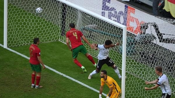 "Jornal de Noticias": "Das Leben ist schwer. Eine schreckliche Vorstellung und zwei Eigentore verlegen die Entscheidung über das Weiterkommen auf das Spiel vom Mittwoch gegen Frankreich."