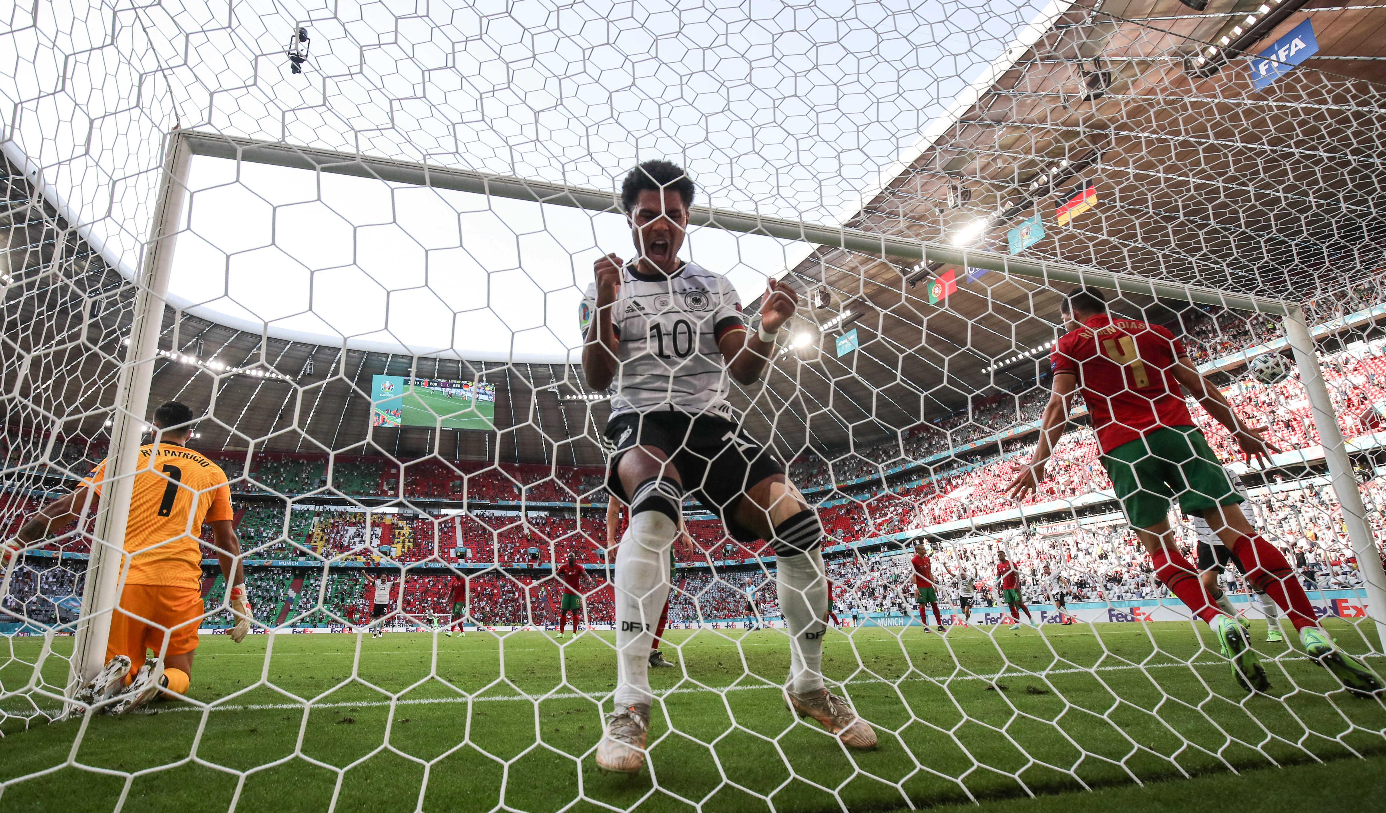 "ABC": "Das sterbende Deutschland erwacht aus einer Million Kritikern und überwältigt den amtierenden Europameister im Stile der Bayern (...). Sechs Tore, ein Schuss an den Pfosten und ein weiteres halbes Dutzend Chancen machen es zum besten Spiel des Turniers."