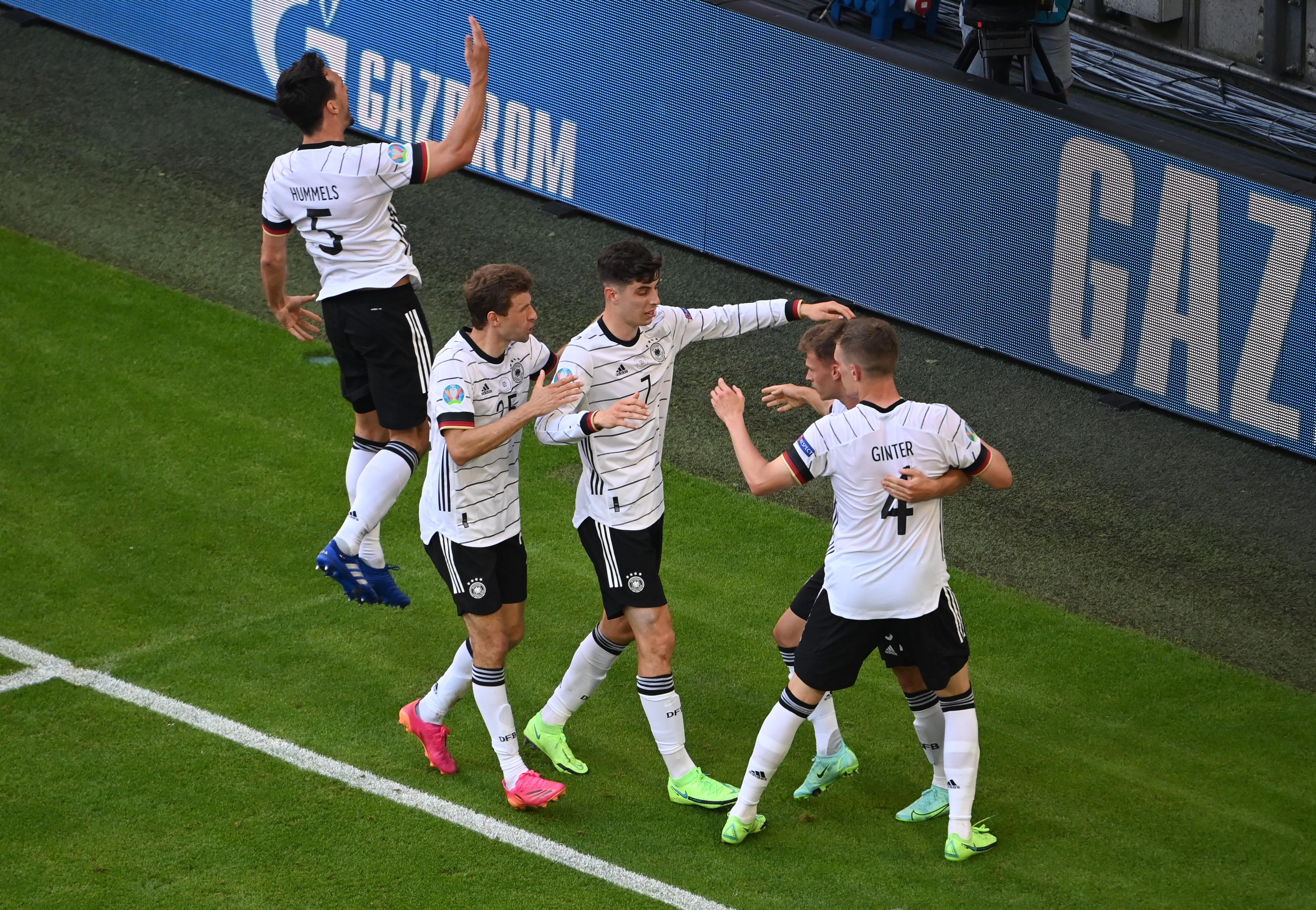 "Sunday Telegraph": "Deutschland tänzelt zum Sieg in einem Sechs-Tore-Thriller, nachdem Portugal zwei Eigentore schießt."