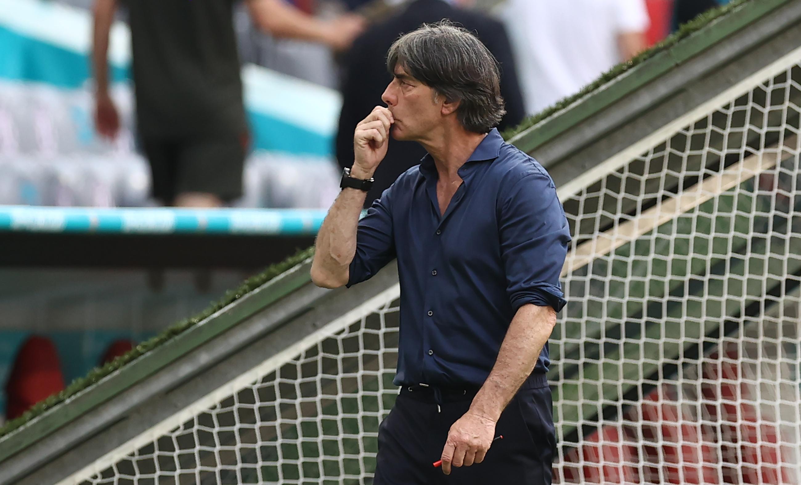 "L'Équipe": "Nach der Niederlage gegen Frankreich gezwungen zu reagieren, hat Deutschland gegen Portugal hervorragende Leistung erbracht. Dank dieses Erfolges vor ihrem Münchner Publikum sind die Spieler von Joachim Löw nun punktgleich mit ihrem Gegner und lassen Les Bleus allein an der Spitze."