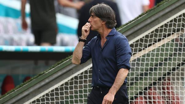 "L'Équipe": "Nach der Niederlage gegen Frankreich gezwungen zu reagieren, hat Deutschland gegen Portugal hervorragende Leistung erbracht. Dank dieses Erfolges vor ihrem Münchner Publikum sind die Spieler von Joachim Löw nun punktgleich mit ihrem Gegner und lassen Les Bleus allein an der Spitze."