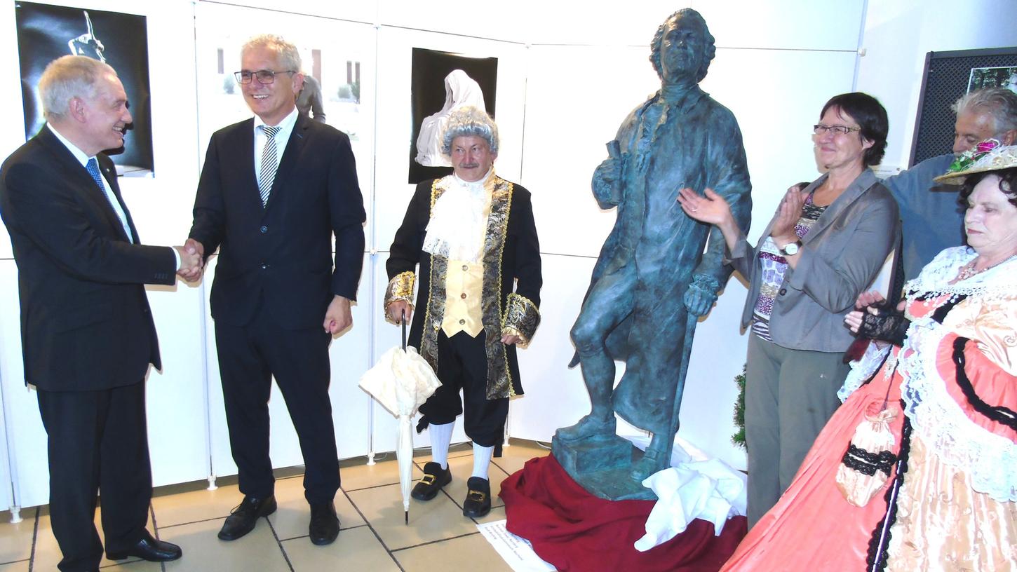 Bei der Präsentation der Gluck-Bronzestatue im August 2017 bedankte sich Bürgermeister Eisenreich mit einem kräftigen Handschlag bei Stifter Hans-Peter Schmidt. Am 2. Juli wird die Statue nun am Reichenauplatz aufgestellt. Bei der Präsentation der Gluck-Bronzestatue im August 2017 bedankte sich Bürgermeister Eisenreich mit einem kräftigen Handschlag bei Stifter Hans-Peter Schmidt. Am 2. Juli wird die Statue nun am Reichenauplatz aufgestellt.