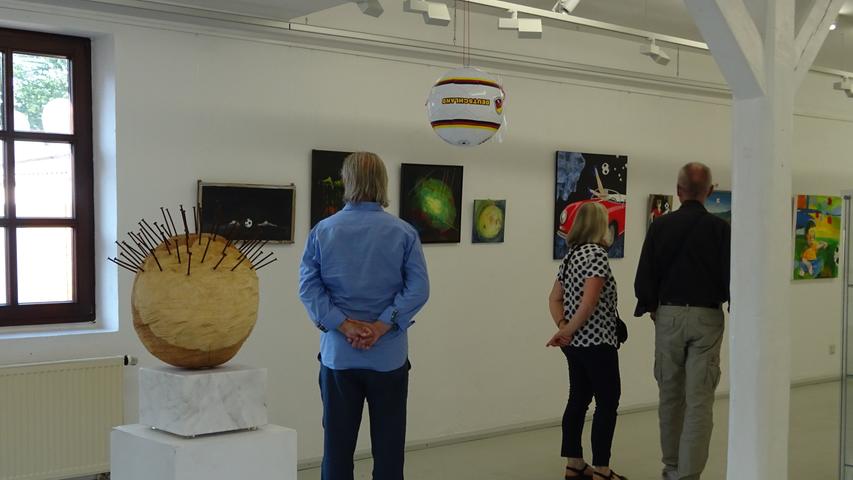 Gemälde, Skultpuren, Objekte - ein Besuch der Ausstellung "Fuß-Ball-Kunst" lohnt sich.