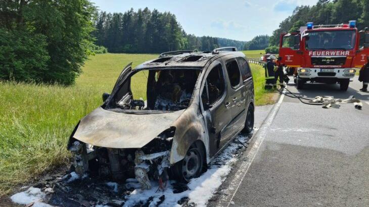 Das Auto musste nach dem Brand abgeschleppt werden. Das Auto musste nach dem Brand abgeschleppt werden.