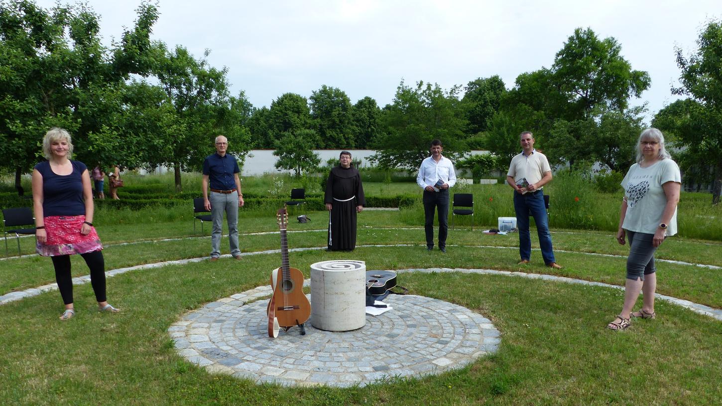Sabine Thiess, Johann Beck, Pater Sales, Bürgermeister Alexander Dorr, Rainer Seitz und Sabine Reif im Klostergarten, wo das Programm am Montag mit einer Führung startet.
Sabine Thiess, Johann Beck, Pater Sales, Bürgermeister Alexander Dorr, Rainer Seitz und Sabine Reif im Klostergarten, wo das Programm am Montag mit einer Führung startet.