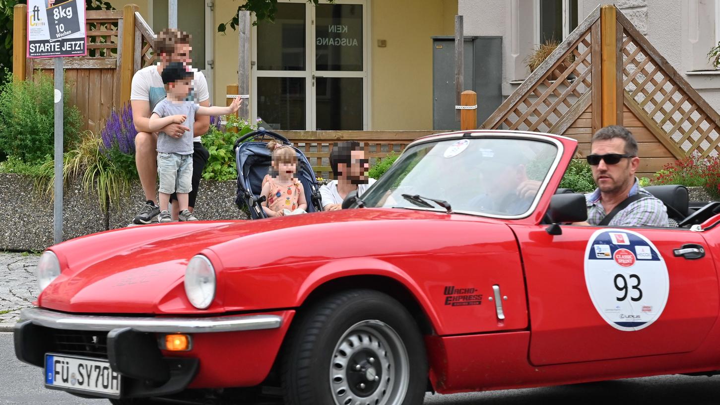 Zum 15. Mal führte der Altmühltal Classic Sprint durch den Landkreis Roth und Schwabach – und natürlich war auch Roth Station des Oldtimer-Showrennens.
Zum 15. Mal führte der Altmühltal Classic Sprint durch den Landkreis Roth und Schwabach – und natürlich war auch Roth Station des Oldtimer-Showrennens.