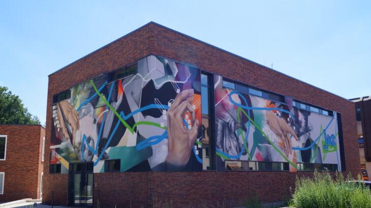 Das imposante Graffiti an der Fassade des Jugendzentrums in Feucht ist ein bunter Blickfang. Das imposante Graffiti an der Fassade des Jugendzentrums in Feucht ist ein bunter Blickfang.