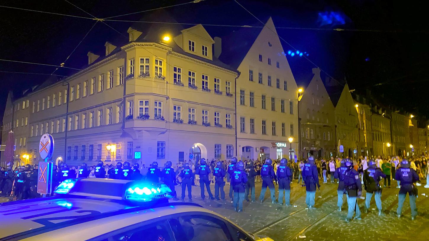 Die Polizei hat in der Nacht zu Sonntag eine Ansammlung von hunderten Feiernden in Augsburg aufgelöst.