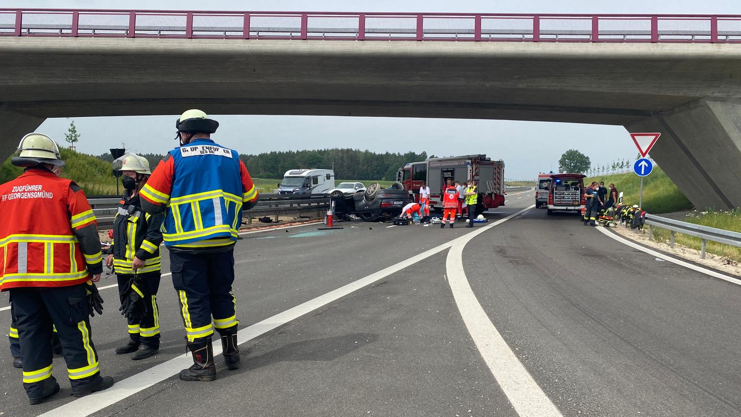 Schwerer Autounfall auf der B2: Mann stirbt nach Überschlag mit Wagen Schwerer Autounfall auf der B2: Mann stirbt nach Überschlag mit Wagen