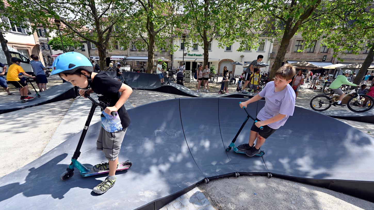 Bis Sonntag steht der Funtrack noch auf dem Neustädter Kirchenplatz - anschließend wird er nach Frauenaurach verlegt.
Bis Sonntag steht der Funtrack noch auf dem Neustädter Kirchenplatz - anschließend wird er nach Frauenaurach verlegt.
