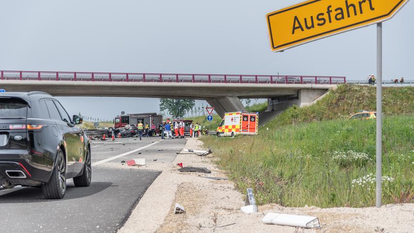 Wie die Polizei berichtet, sei der Audifahrer auf Höhe der Ausfahrt Georgensgmünd rechts von der Straße abgekommen.