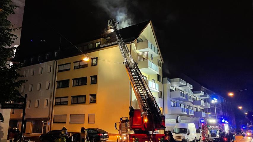 Bilder: Blitz schlägt in Nürnberg ein - Flammen in Wohnhaus