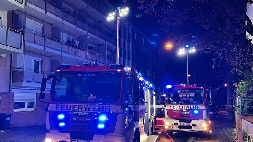 Bilder: Blitz schlägt in Nürnberg ein - Flammen in Wohnhaus