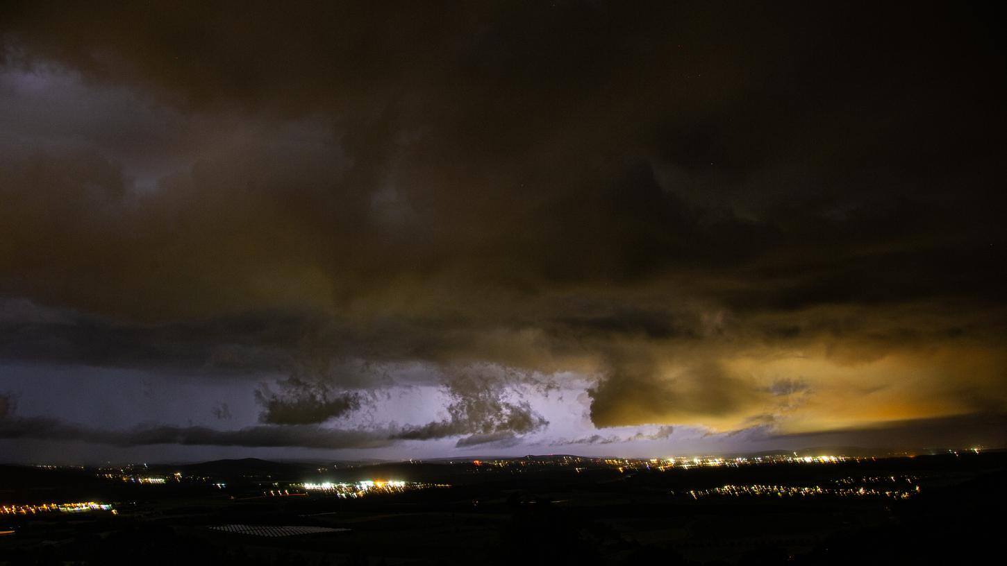 Zahlreiche Blitze erleuchteten in der Nacht zum Montag den Nachthimmel in der Region.
Zahlreiche Blitze erleuchteten in der Nacht zum Montag den Nachthimmel in der Region.
