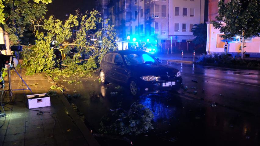 Ein 23-jähriger BMW-Fahrer kollidierte mit einem umgestürzten Baum. Dabei wurde die Scheibe der Beifahrertür beschädigt. Der Mann erlitt einen Schock.
