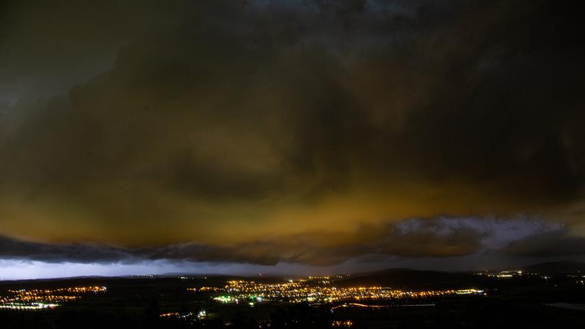 Zahlreiche Blitze erleuchteten in der Nacht zum Montag den Nachthimmel von Mittelfranken.