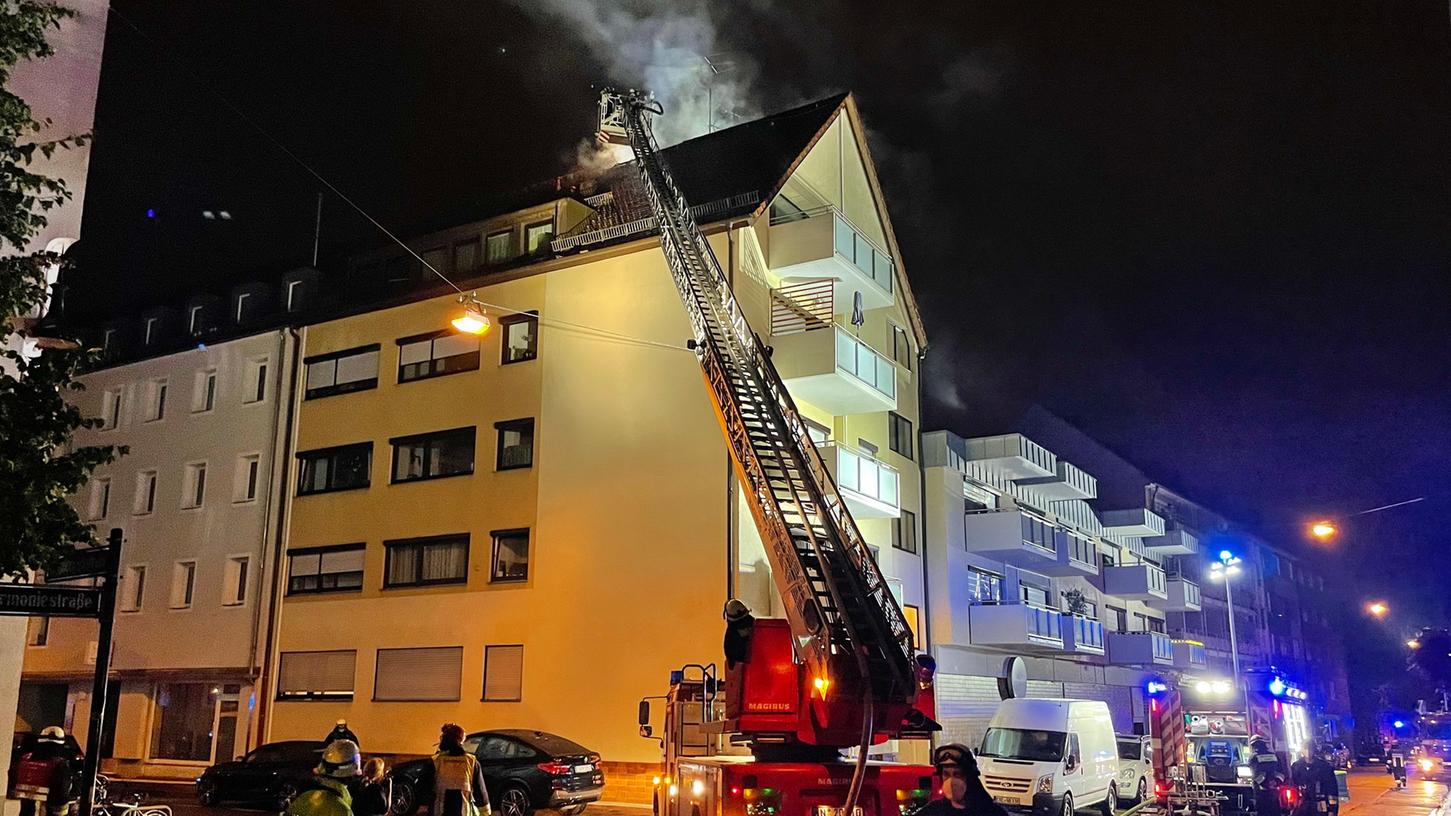 Ein Blitzeischlag löste einen Dachstuhlbrand in der Nürnberger Harmoniestraße aus. 