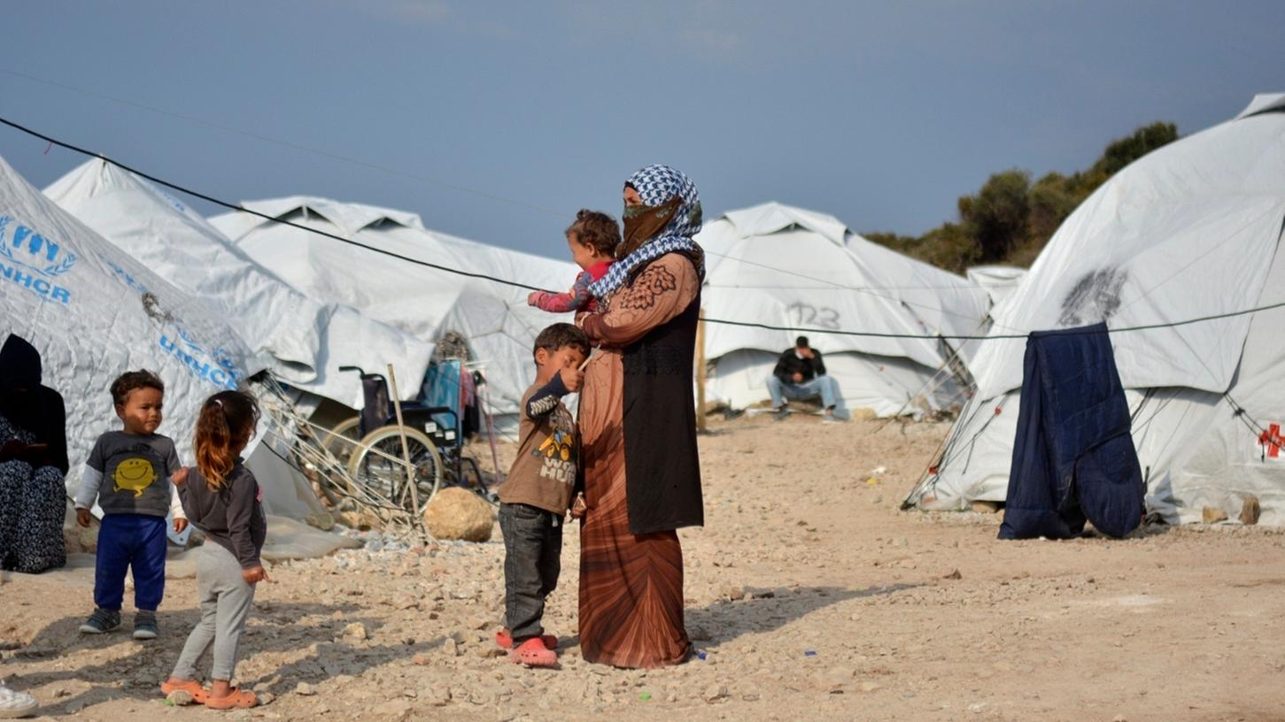 Auf der griechischen Insel Lesbos leben angekommene Flüchtlinge in Zelten. Die hygienischen Zustände in dem Lager sind katastrophal. 