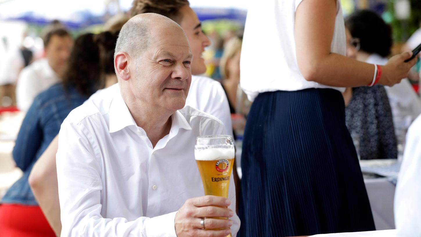 Olaf Scholz bei einem Wahlkampf-Termin am Wochenende in einem Biergarten in Berlin. 