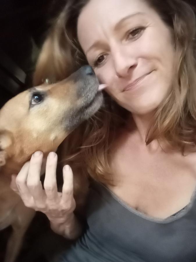 Mit dem Straßenhunde-Projekt "Dog Passion Sri Lanka" hat Christina Schlederer ihre Bestimmung gefunden; hier mit ihrer Lieblingshündin Ronja.