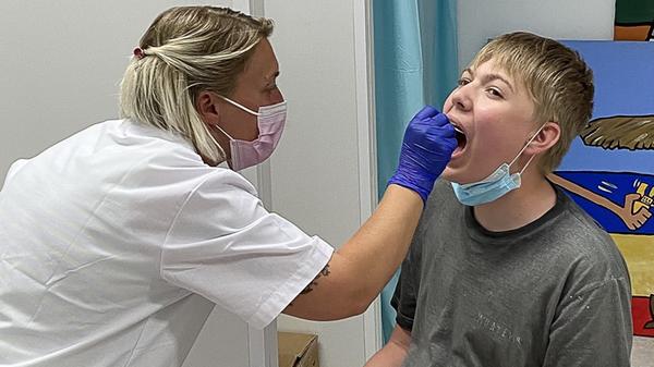 Rheinland-Pfalz: Erste Corona-Test an Schulen, Carmen-Sylva-Schule Realschule Plus Neuwied-Niederbieber,Foto: EIBNER/Joerg Niebergall