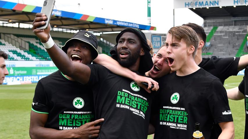 Aufsteiger: Dickson Abiama mit Abdourahmane Barry und Luca Itter (von links) beim Feiern.
Aufsteiger: Dickson Abiama mit Abdourahmane Barry und Luca Itter (von links) beim Feiern.